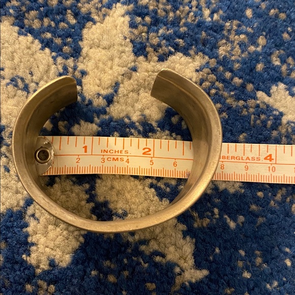 Vintage pewter cuff with fish and flowers - Picture 4 of 4